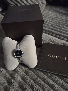 Gucci 1400l Silver-Tone Bangle Watch with Black GG Dial